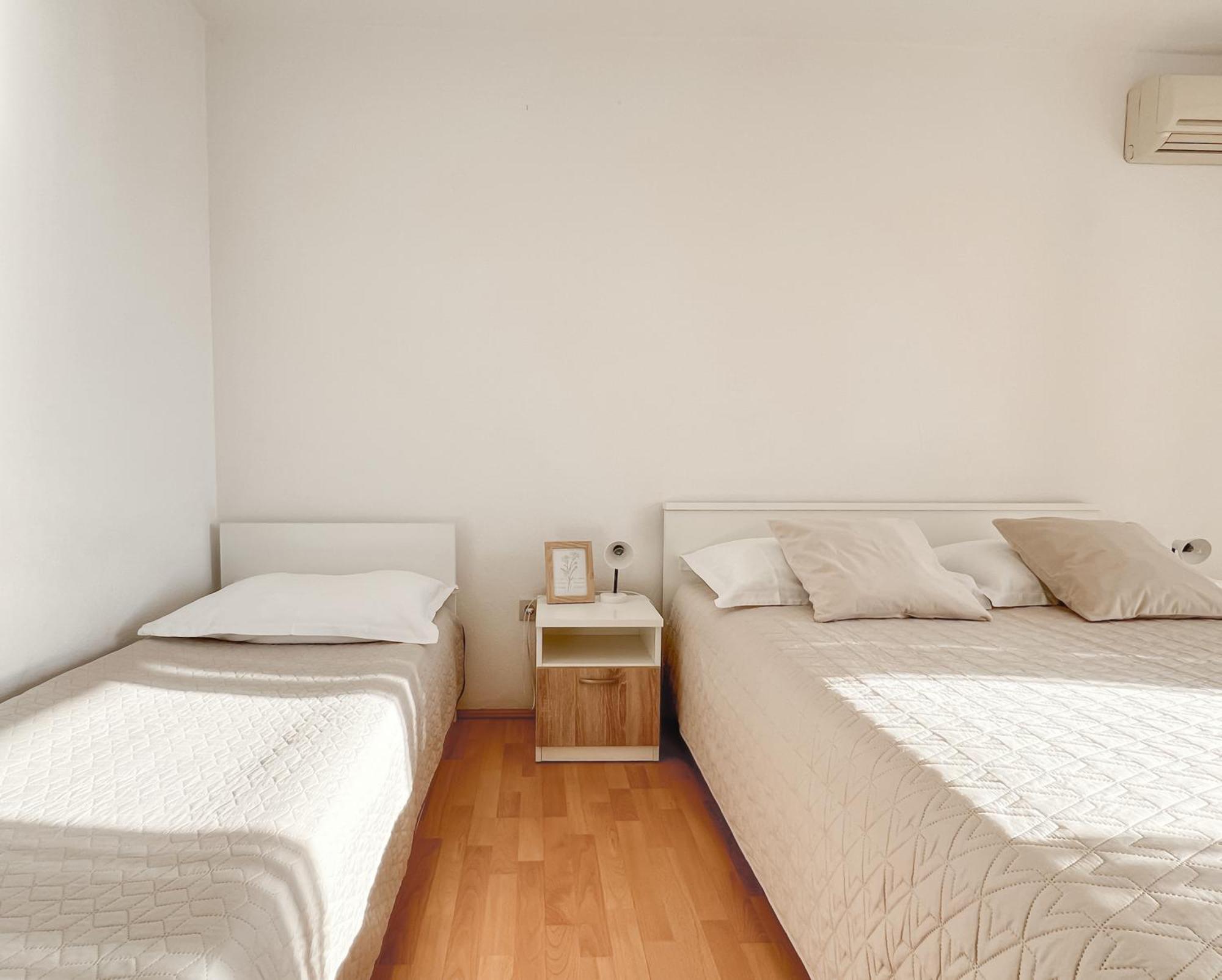 Seaside Apartments And Rooms Baska Voda Bagian luar foto