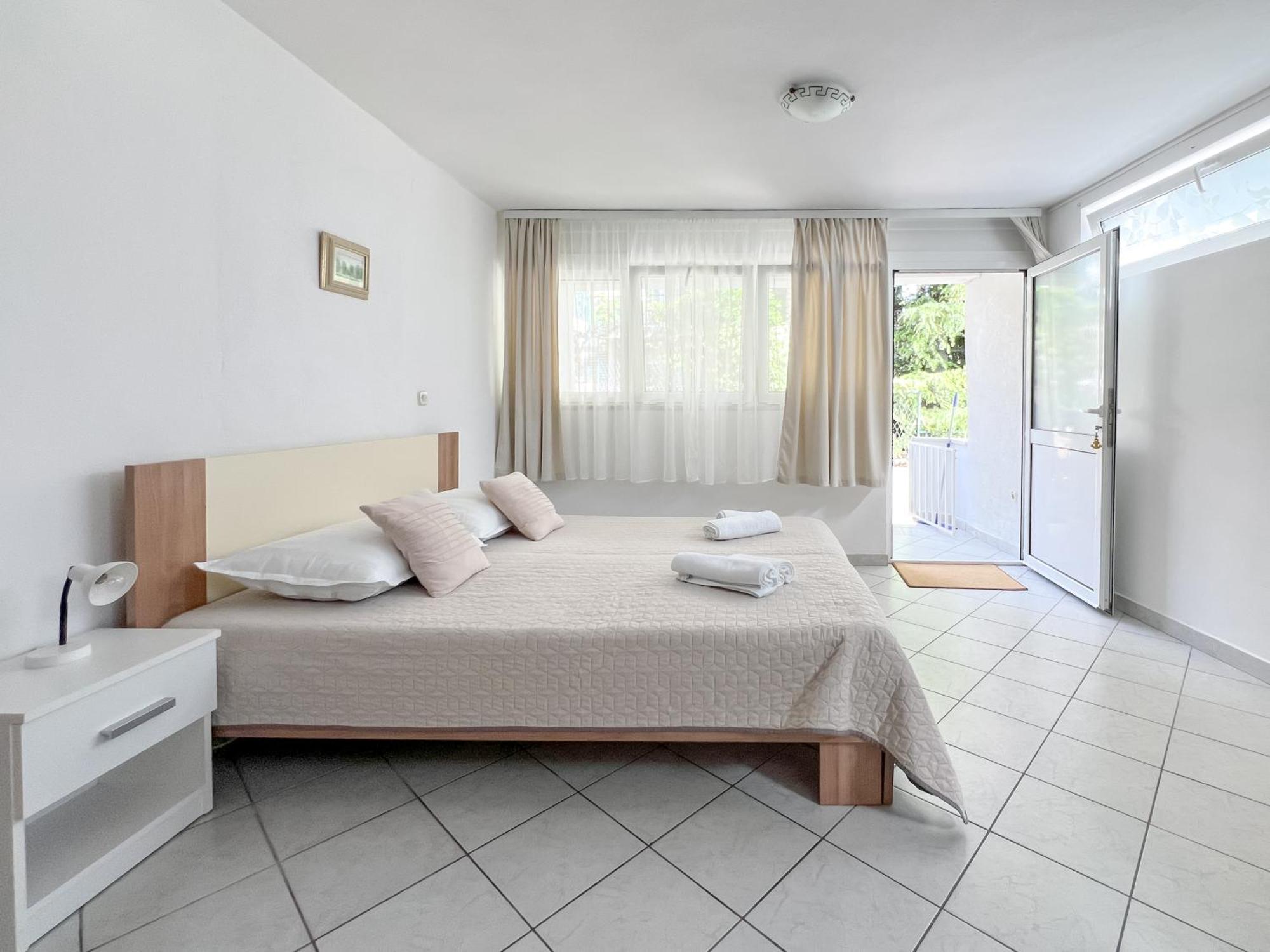 Seaside Apartments And Rooms Baska Voda Bagian luar foto