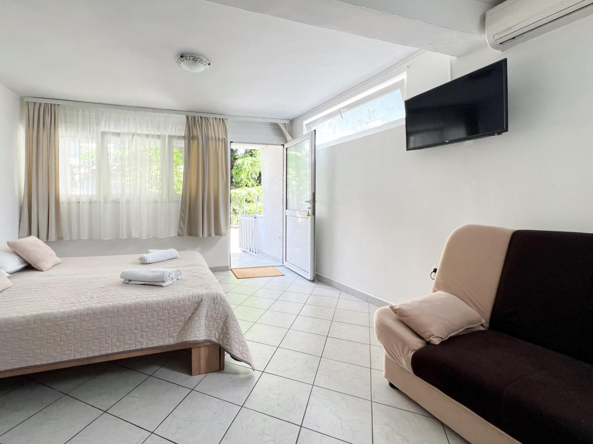 Seaside Apartments And Rooms Baska Voda Bagian luar foto